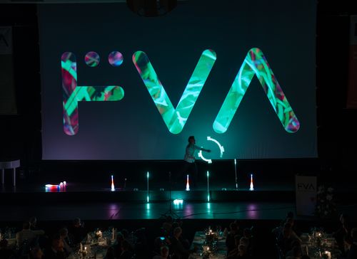 LED Show mit Videoprojektionen und Logo Darstellung