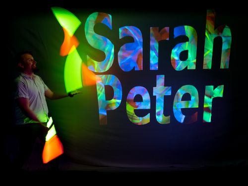 LED Keulen Jonglage mit Lightpainting des Namen des Brautpaares