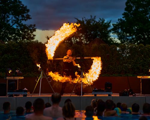 Feuershow mit flammen Effekt zum FInale