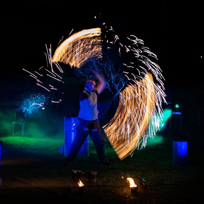 Feuershow Industrial Fire mit brennenden Seilen